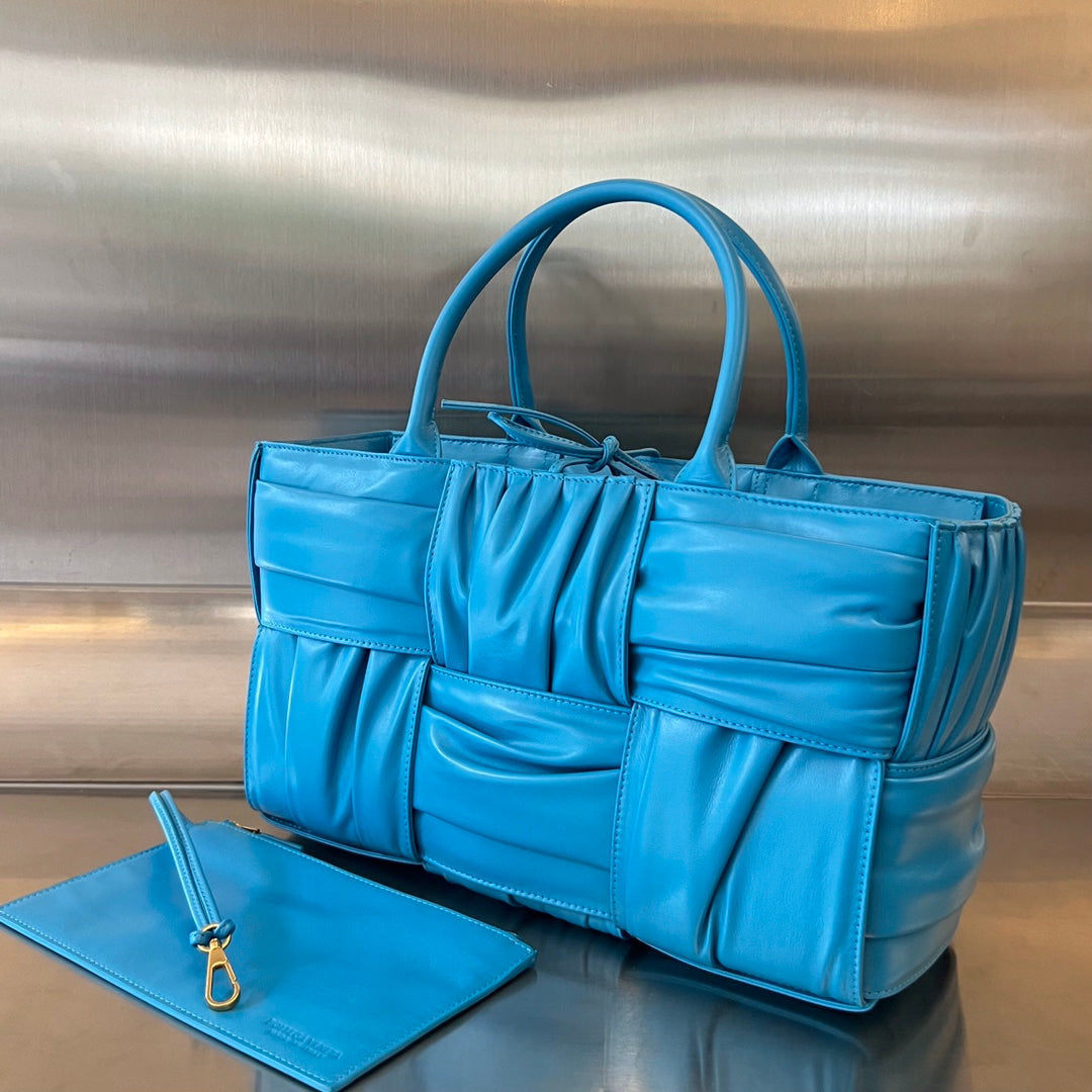 SMALL ARCO TOTE 30 IN CERULEAN BLUE SOFT LAMBSKIN