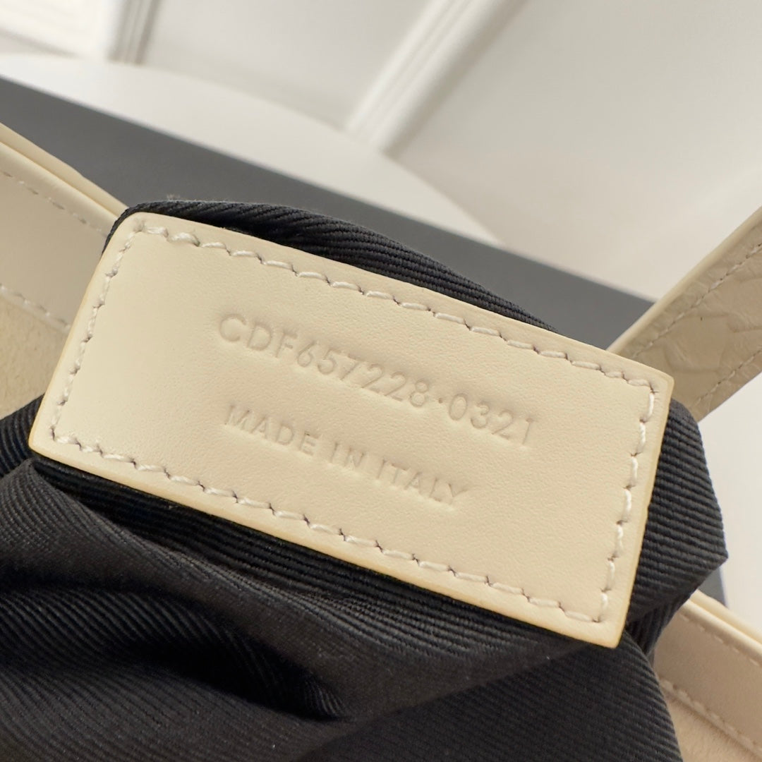 LE 5 À 7 ハンドバッグ 24インチ スネーク柄 ホワイトカーフスキン