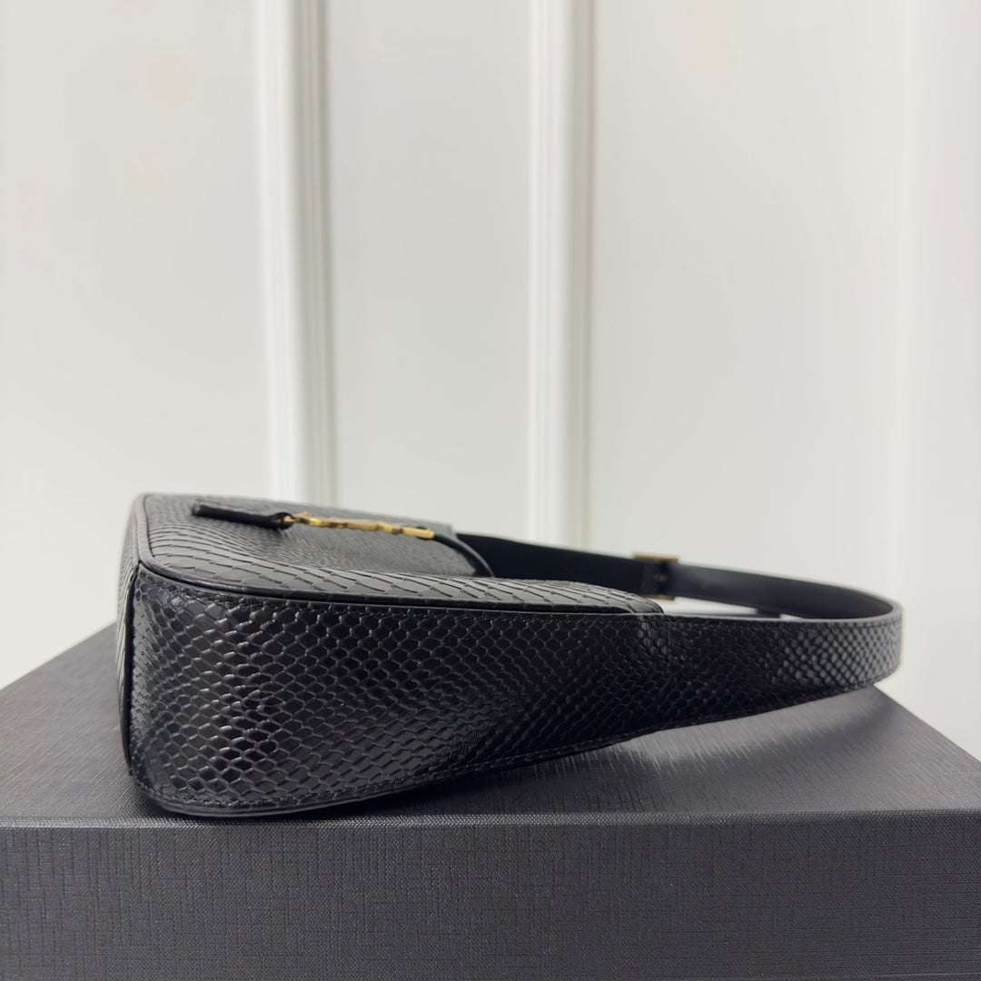 LE 5 À 7 ハンドバッグ 24インチ スネークパターン ブラック カーフスキン