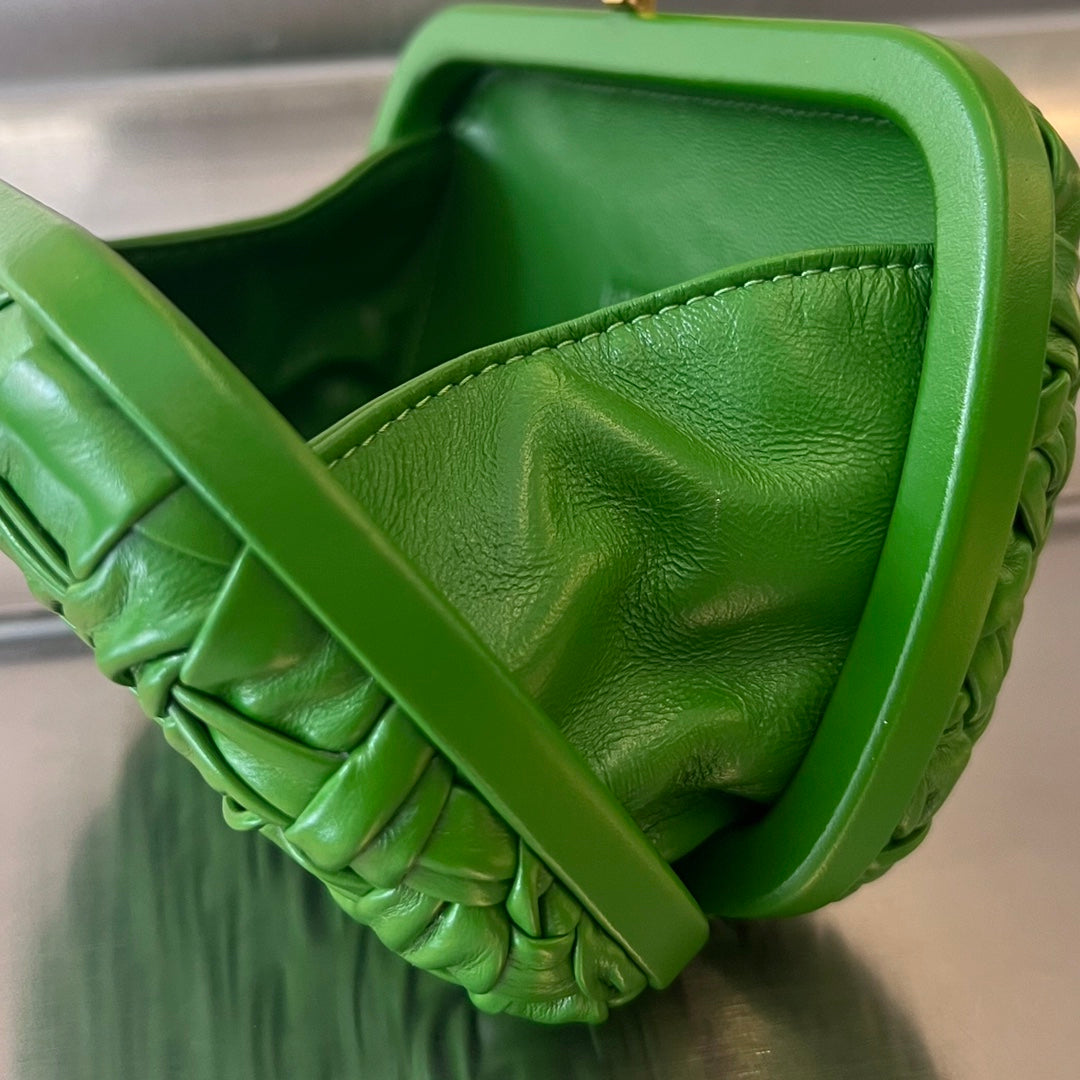 エメラルドグリーンのラムスキン製ノット19