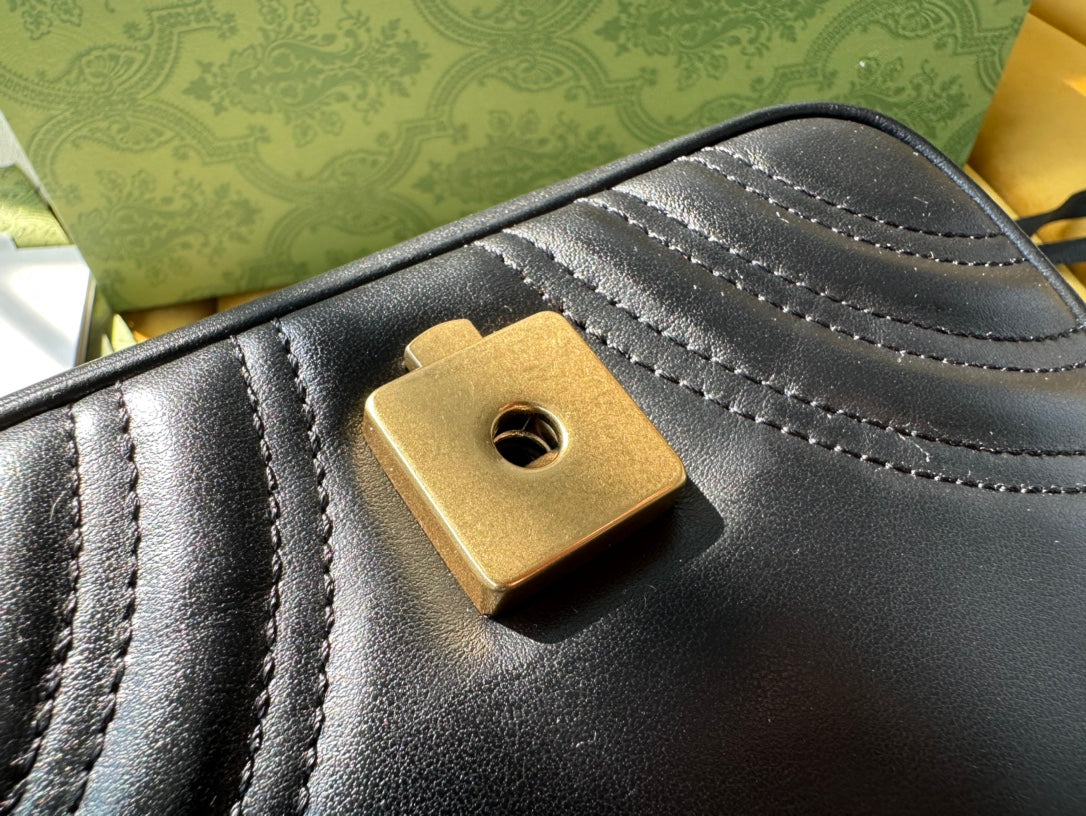 GGマーモント ミニ 18 ハンドバッグ（ブラックカーフスキン）