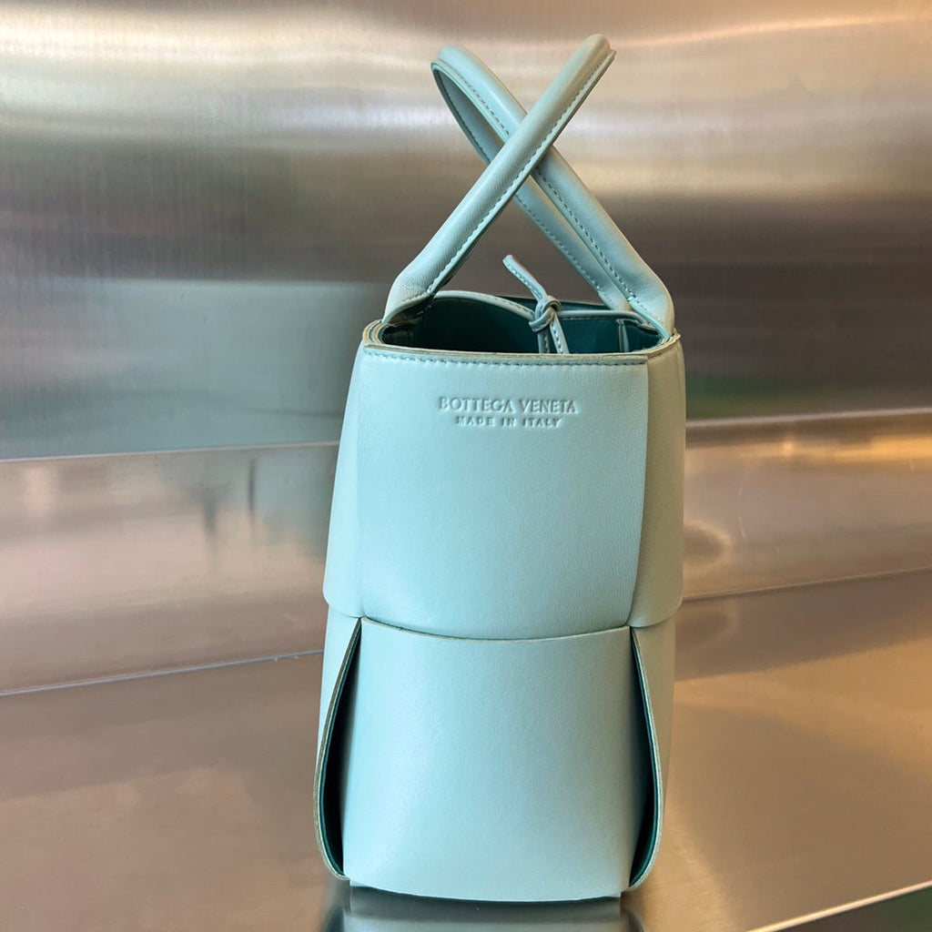 SMALL ARCO TOTE 30 IN MORNING GLORY LAMBSKIN