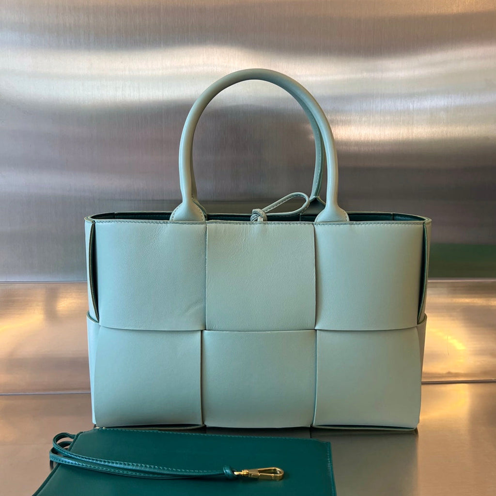 SMALL ARCO TOTE 30 IN MORNING GLORY LAMBSKIN