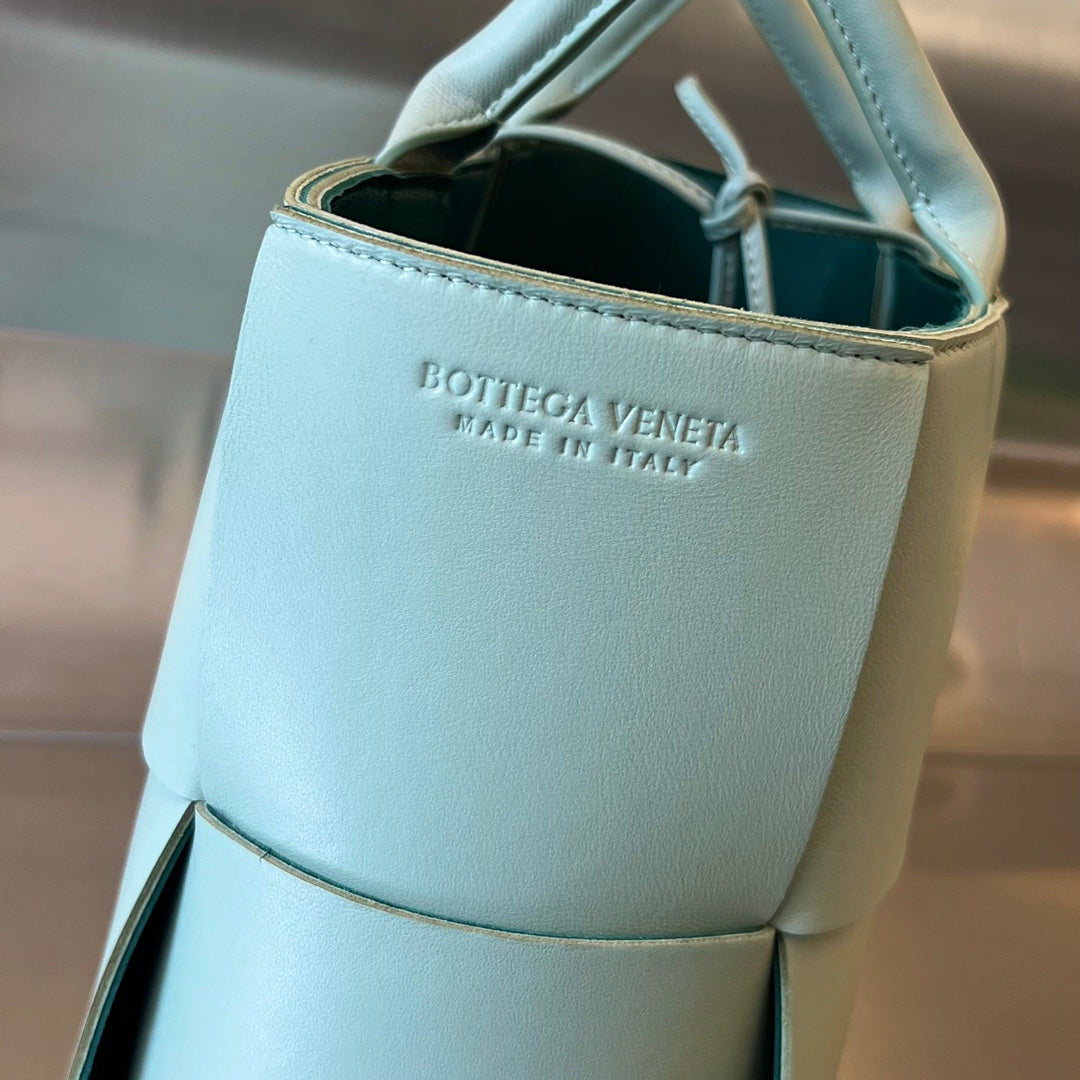 SMALL ARCO TOTE 30 IN MORNING GLORY LAMBSKIN