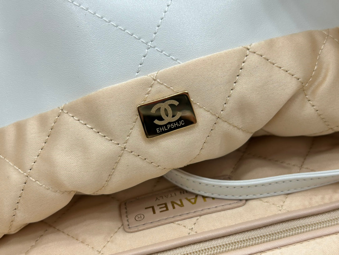 CCラージ 42 ハンドバッグ ホワイトカーフスキン ゴールド金具