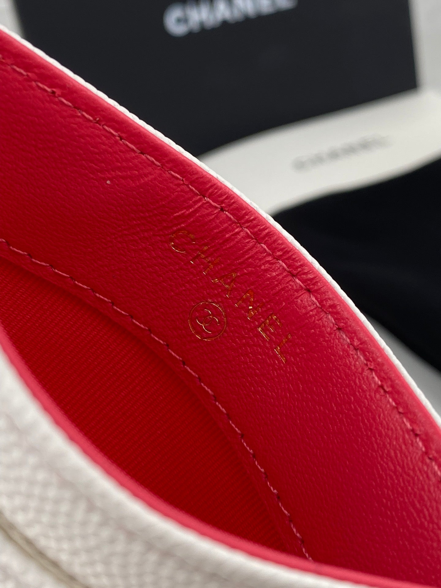 CCカードホルダー 19.5 ホワイト グレインカーフスキン ゴールドアイコン