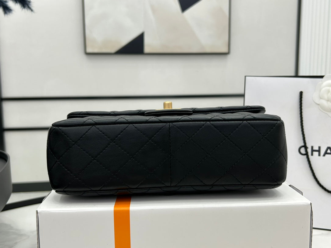 CC スモール 23 フラップバッグ（ブラックカーフスキン、ゴールド金具）