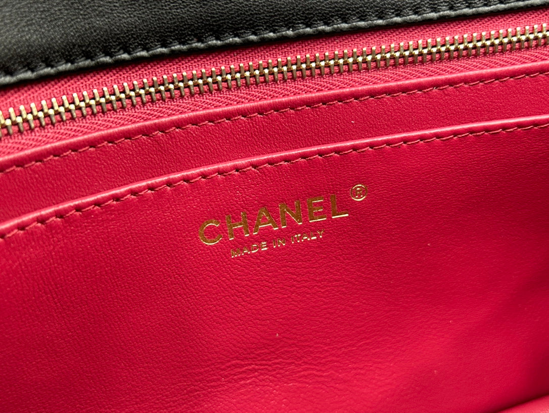 CC スモール 23 フラップバッグ（ブラックカーフスキン、ゴールド金具）