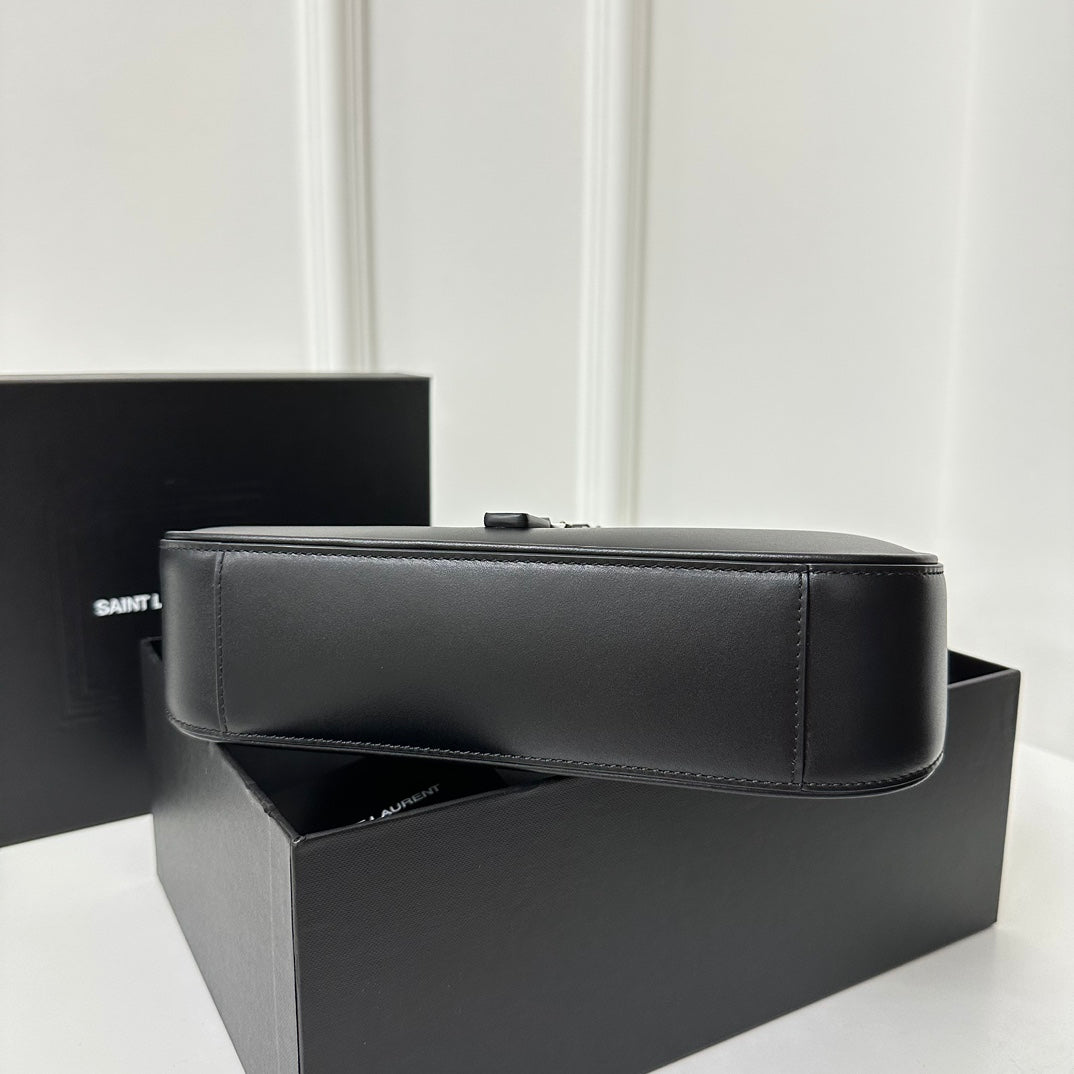 LE 5 À 7 バッグ 24 ブラックカーフスキン シルバーロゴ