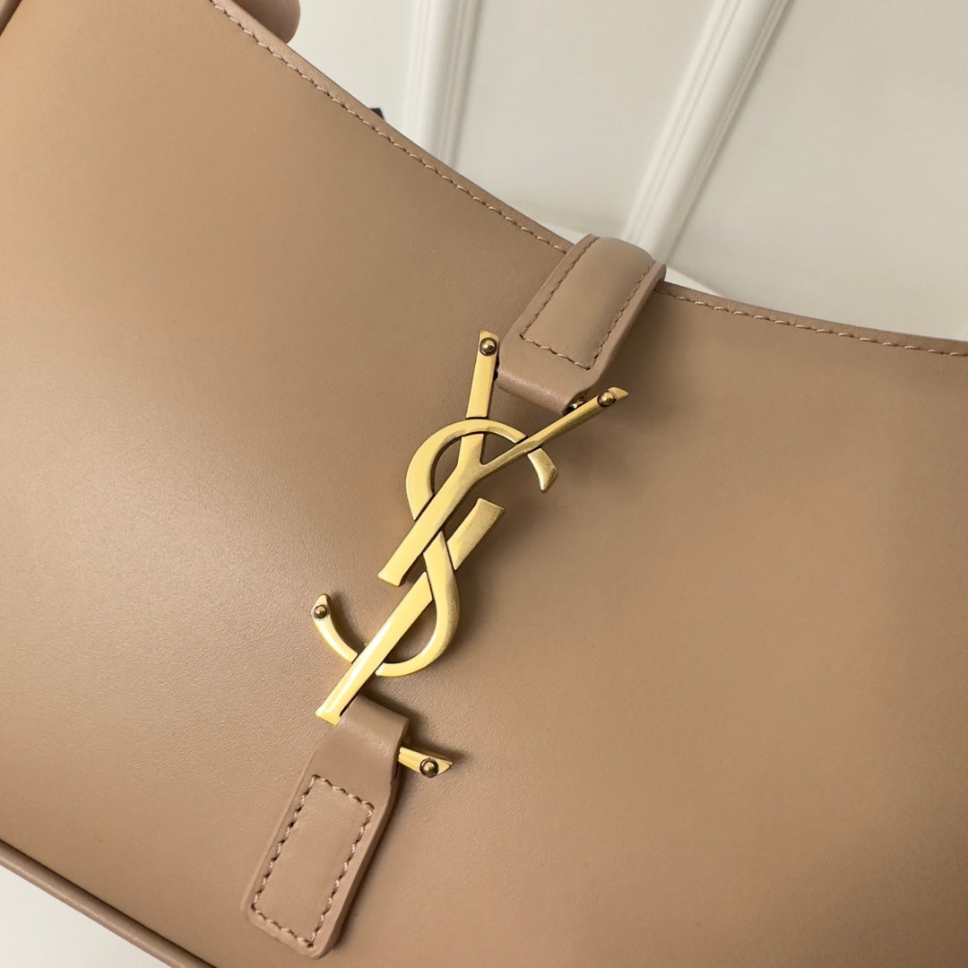 LE 5 À 7 バッグ 24 ベージュ クリーム カーフスキン