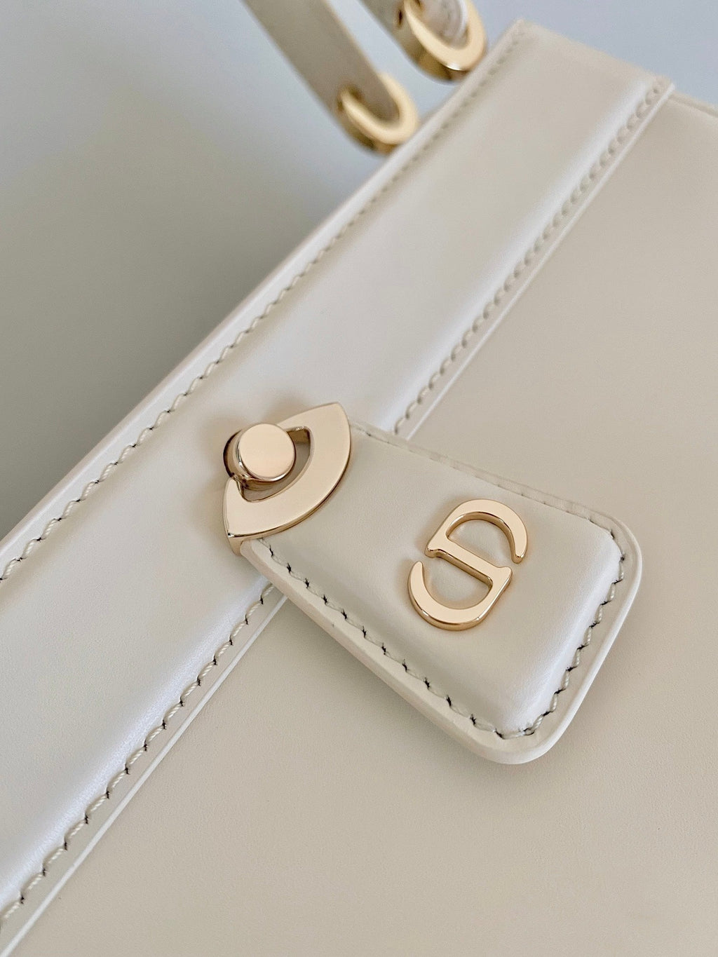 MEDIUM 22 KEY HANDBAG IN WHITE CALFSKIN