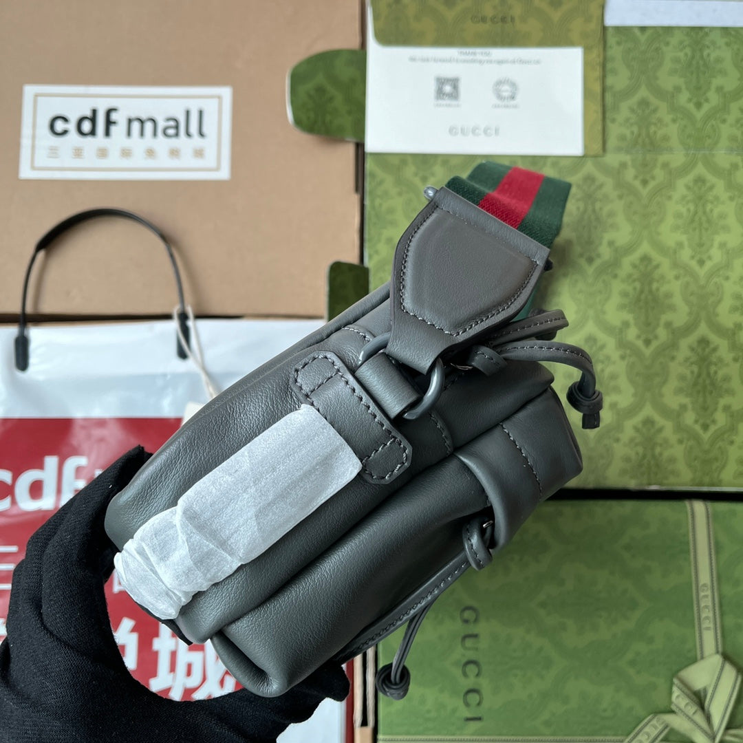 グレーカーフスキンのショルダーバッグ 23