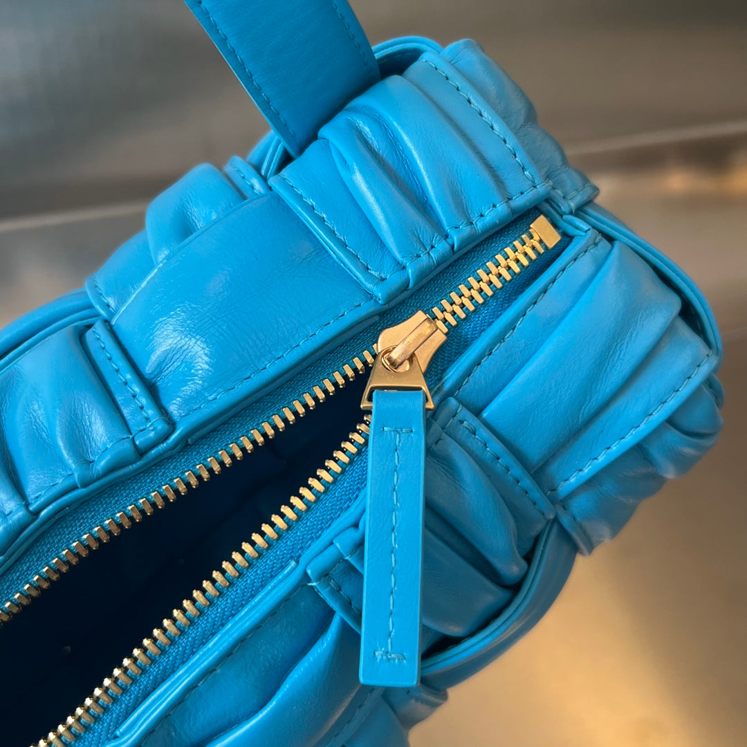 SMALL BRICK CASSETTE 23 IN SKY BLUE SOFT LAMBSKIN