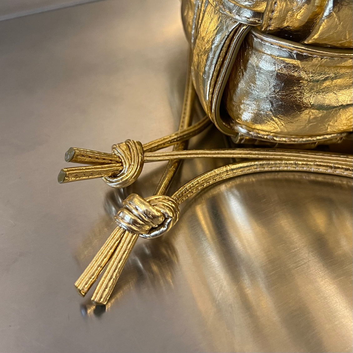 スモールカセットバケット 18インチ ゴールドメタリック ソフトラムスキン