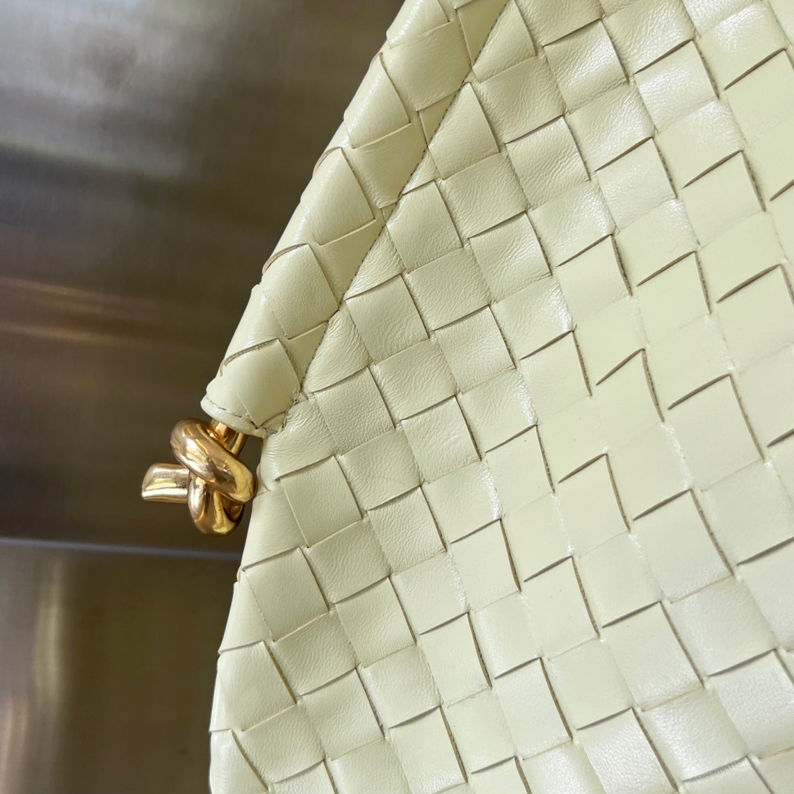 ミディアム ソルスティス 44 ダーククリーム ラムスキン