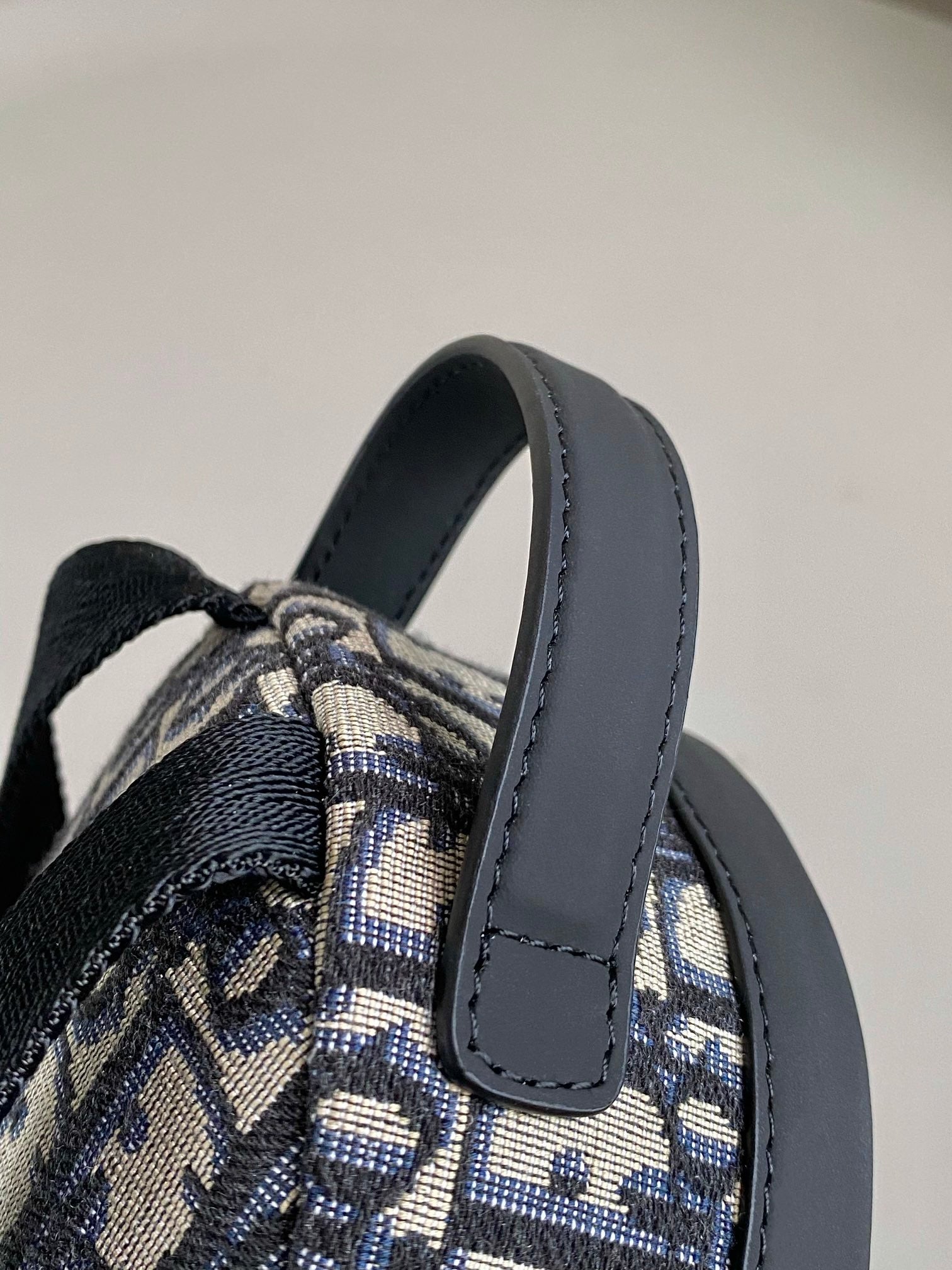 ミニライダーバックパック 24 ベージュ＆ブラック オブリークジャカード