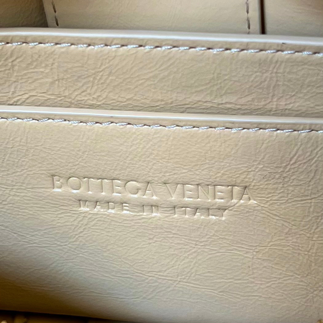 スモールブリックカセット23 ブロンドベージュソフトラムスキン