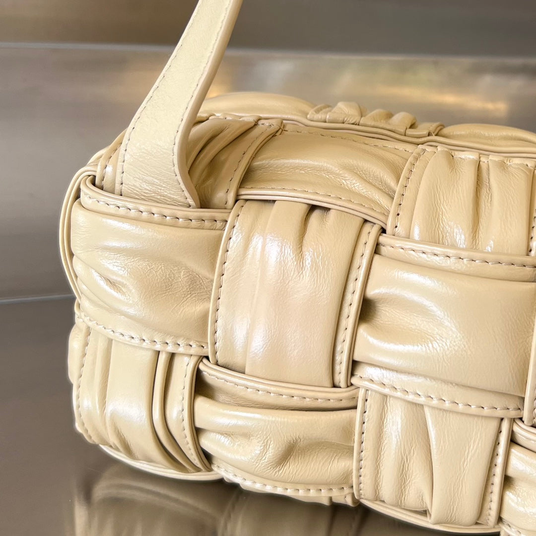 スモールブリックカセット23 ブロンドベージュソフトラムスキン