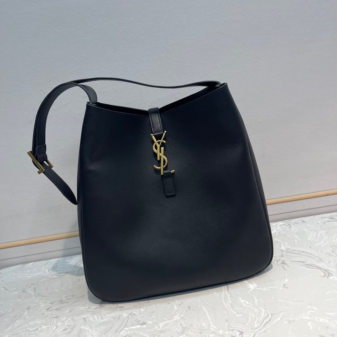 LE 5 À 7 サプル ラージ 31 ブラック カーフスキン バッグ