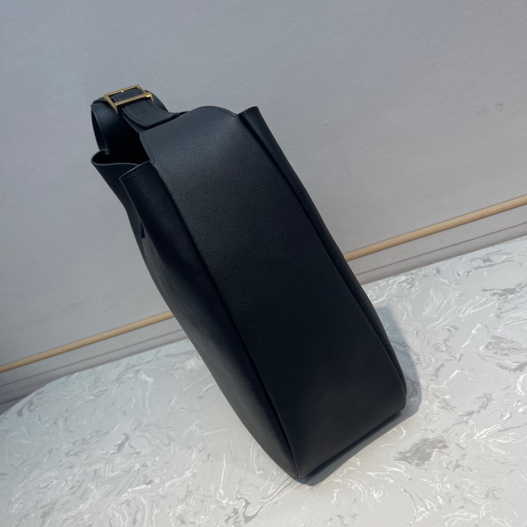 LE 5 À 7 サプル ラージ 31 ブラック カーフスキン バッグ