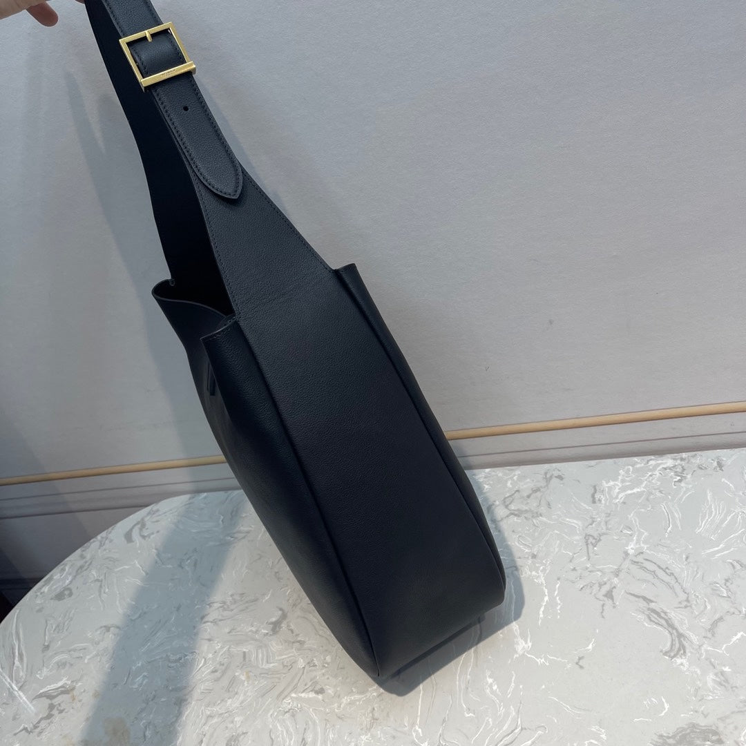 LE 5 À 7 サプル ラージ 31 ブラック カーフスキン バッグ