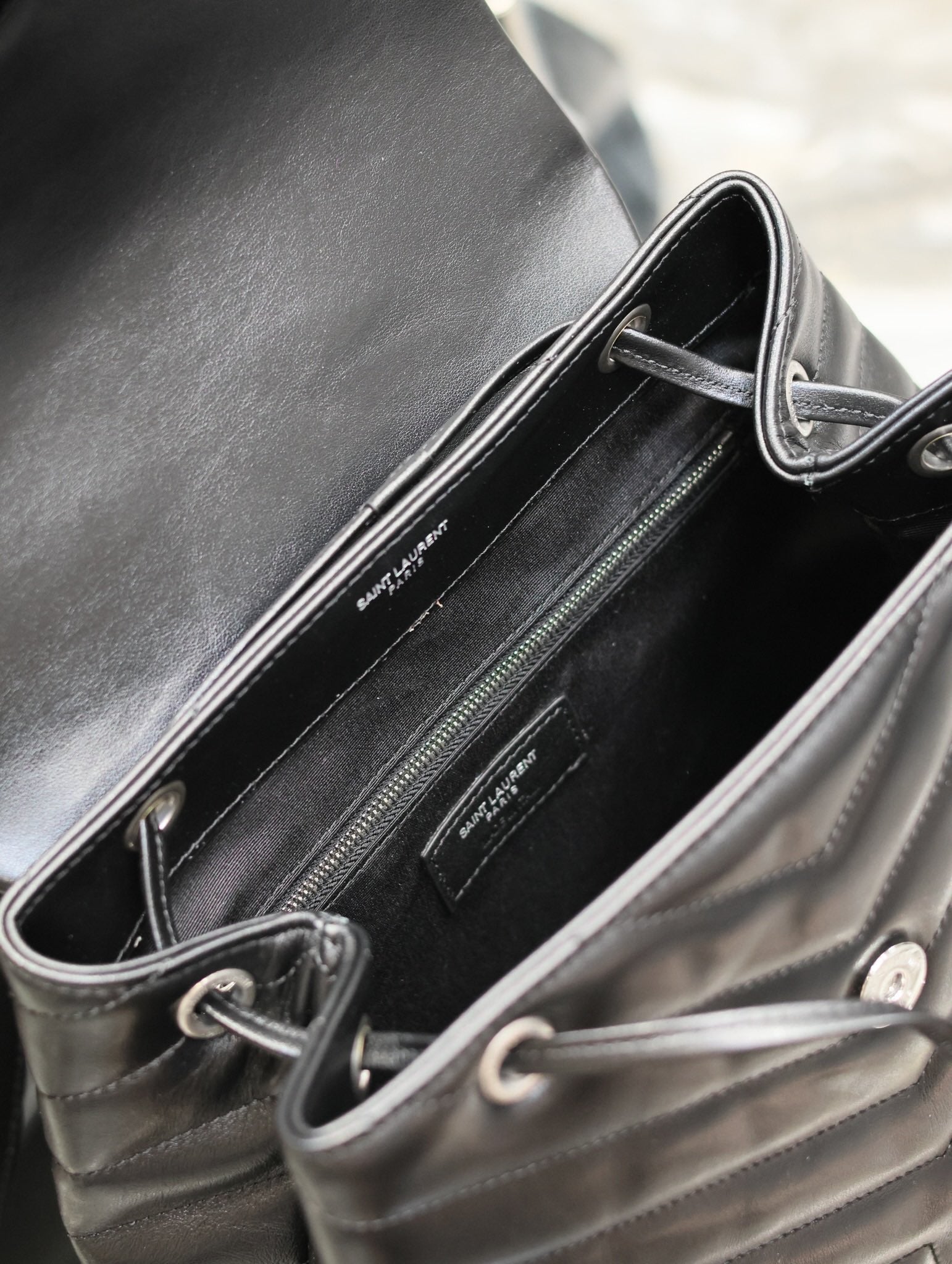 LOU バックパック 33インチ ブラック キルティングカーフスキン シルバー金具