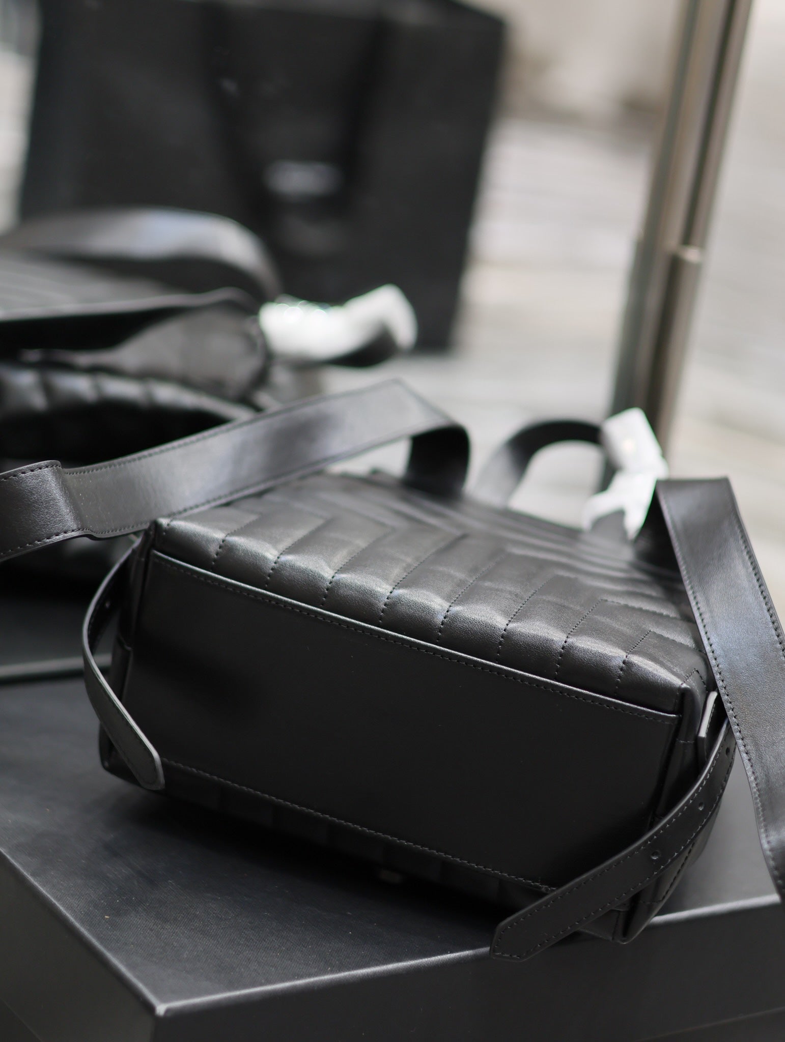 LOU バックパック 26インチ ブラック キルティングカーフスキン シルバー金具