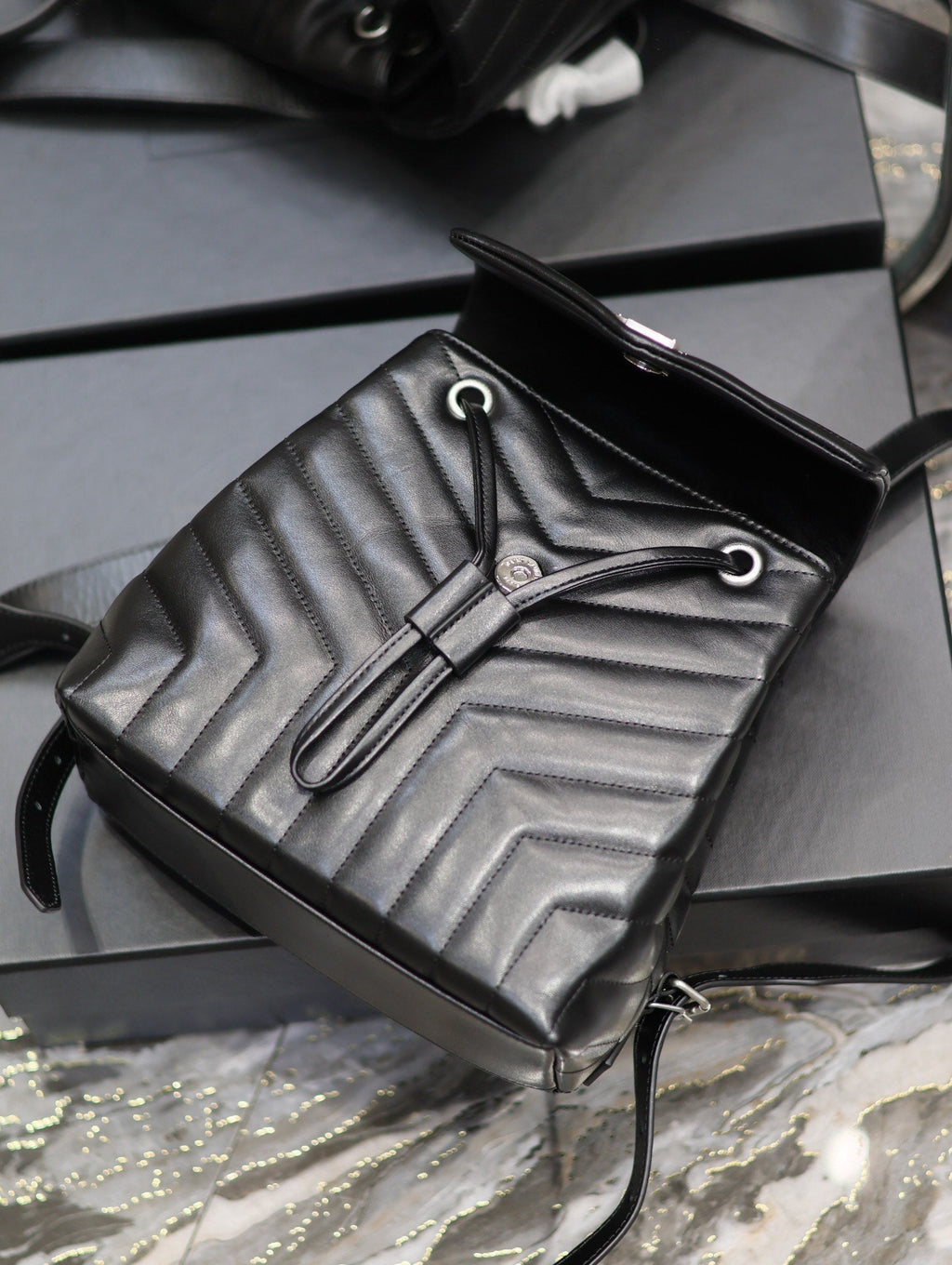 LOU バックパック 26インチ ブラック キルティングカーフスキン シルバー金具