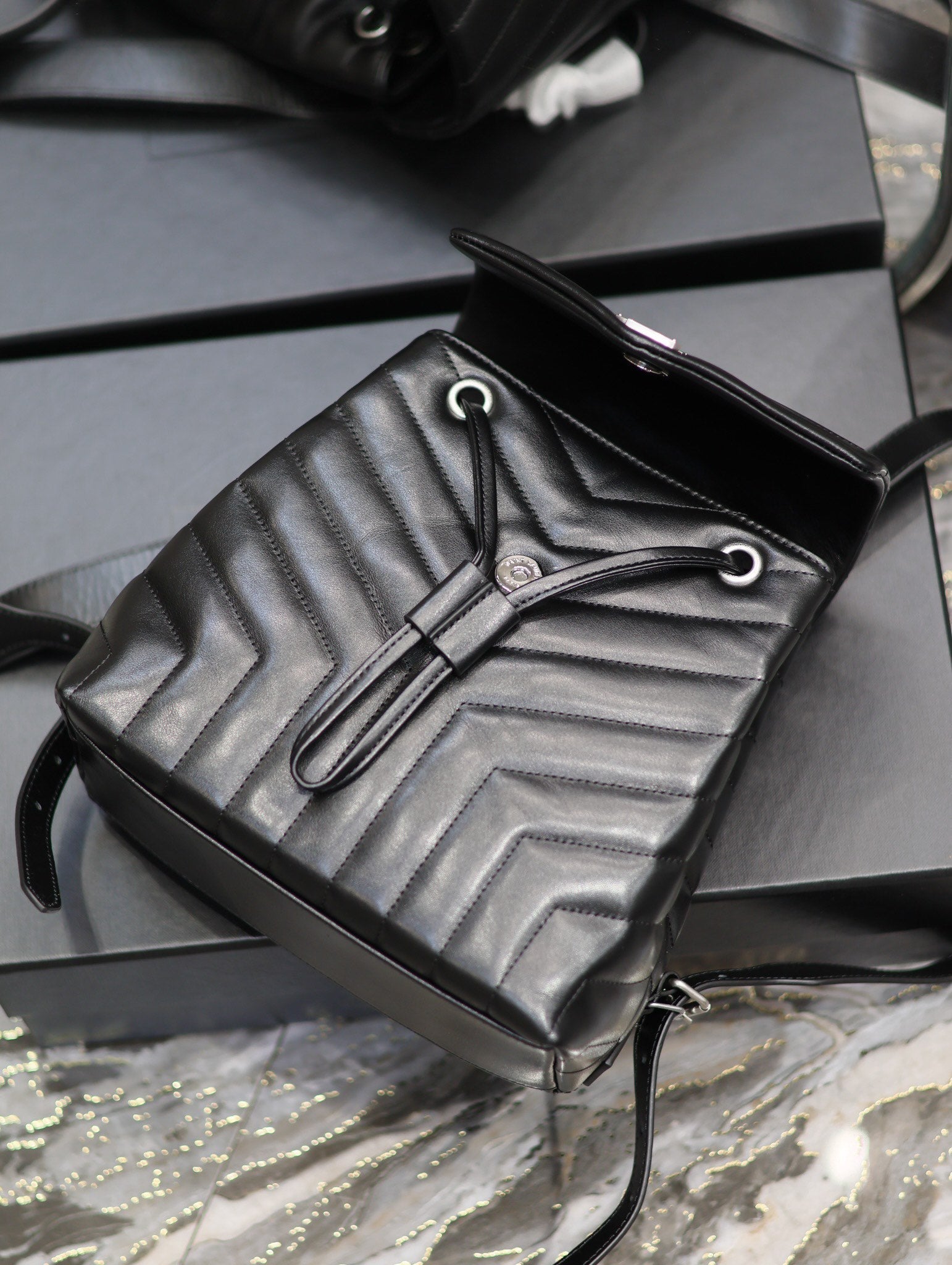 LOU バックパック 26インチ ブラック キルティングカーフスキン シルバー金具