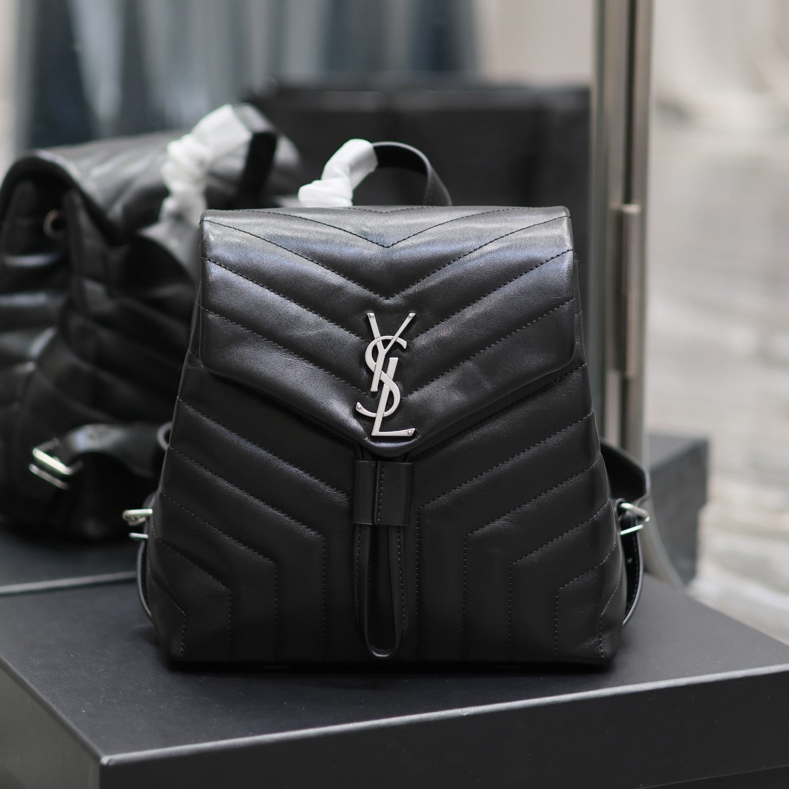 LOU バックパック 26インチ ブラック キルティングカーフスキン シルバー金具