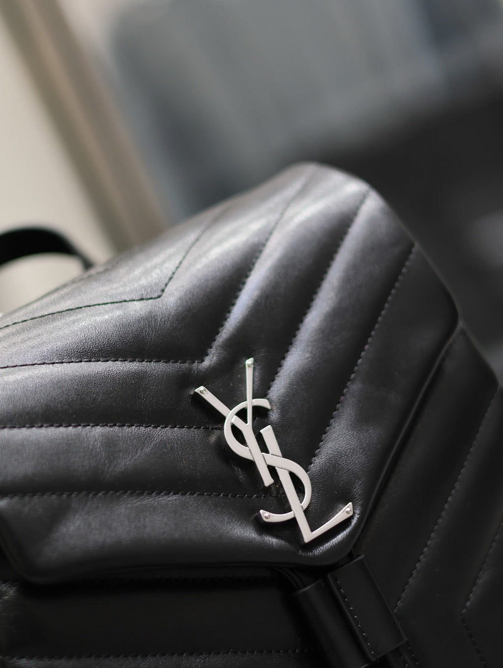 LOU バックパック 26インチ ブラック キルティングカーフスキン シルバー金具