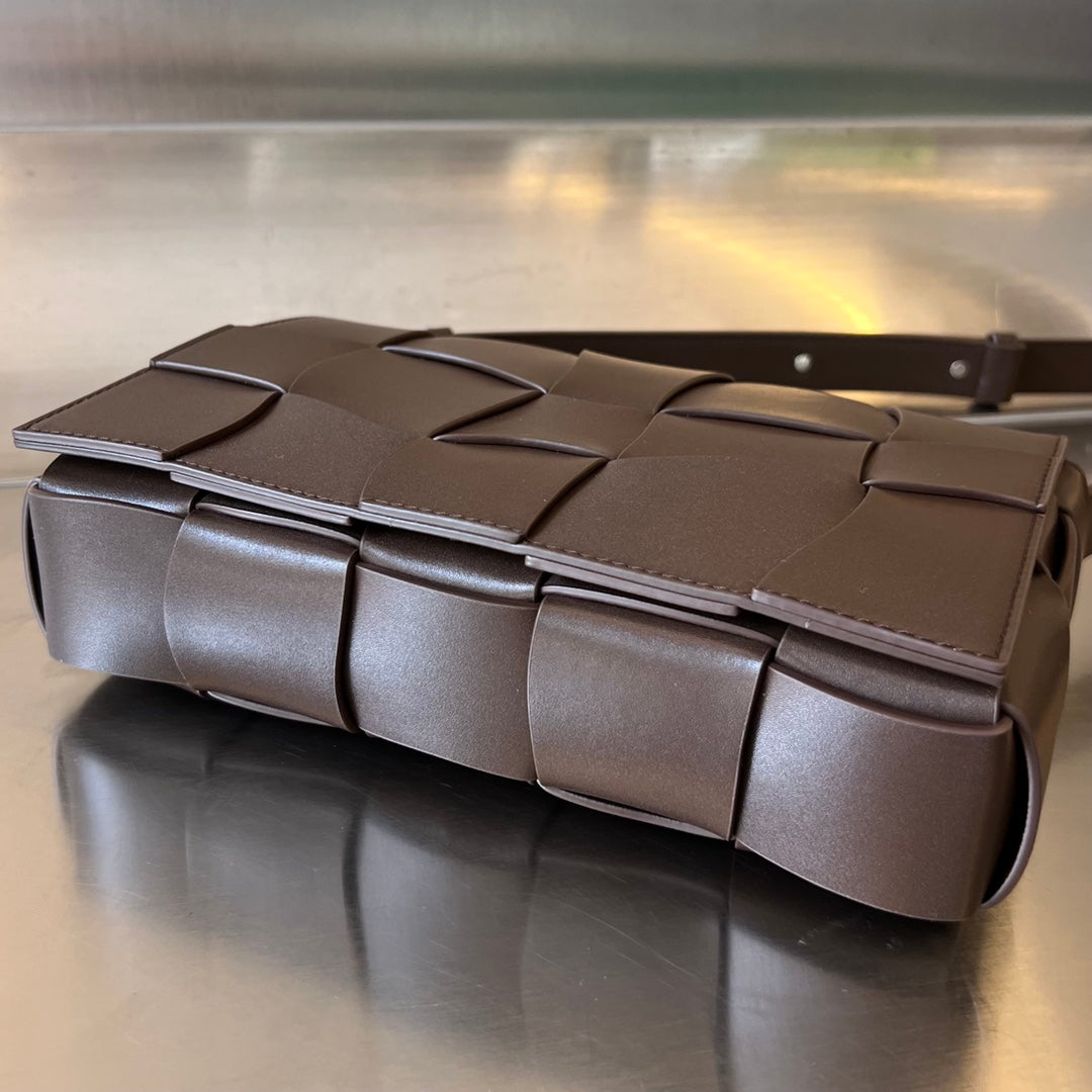 ウェーブ模様のチョコレートカーフスキン製カセット23