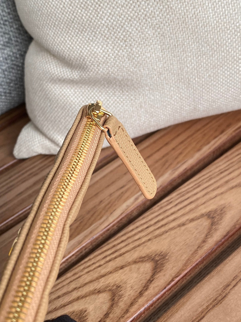 CCクラシック スモール 15 ジップポーチ（ダークベージュ グレインカーフスキン）