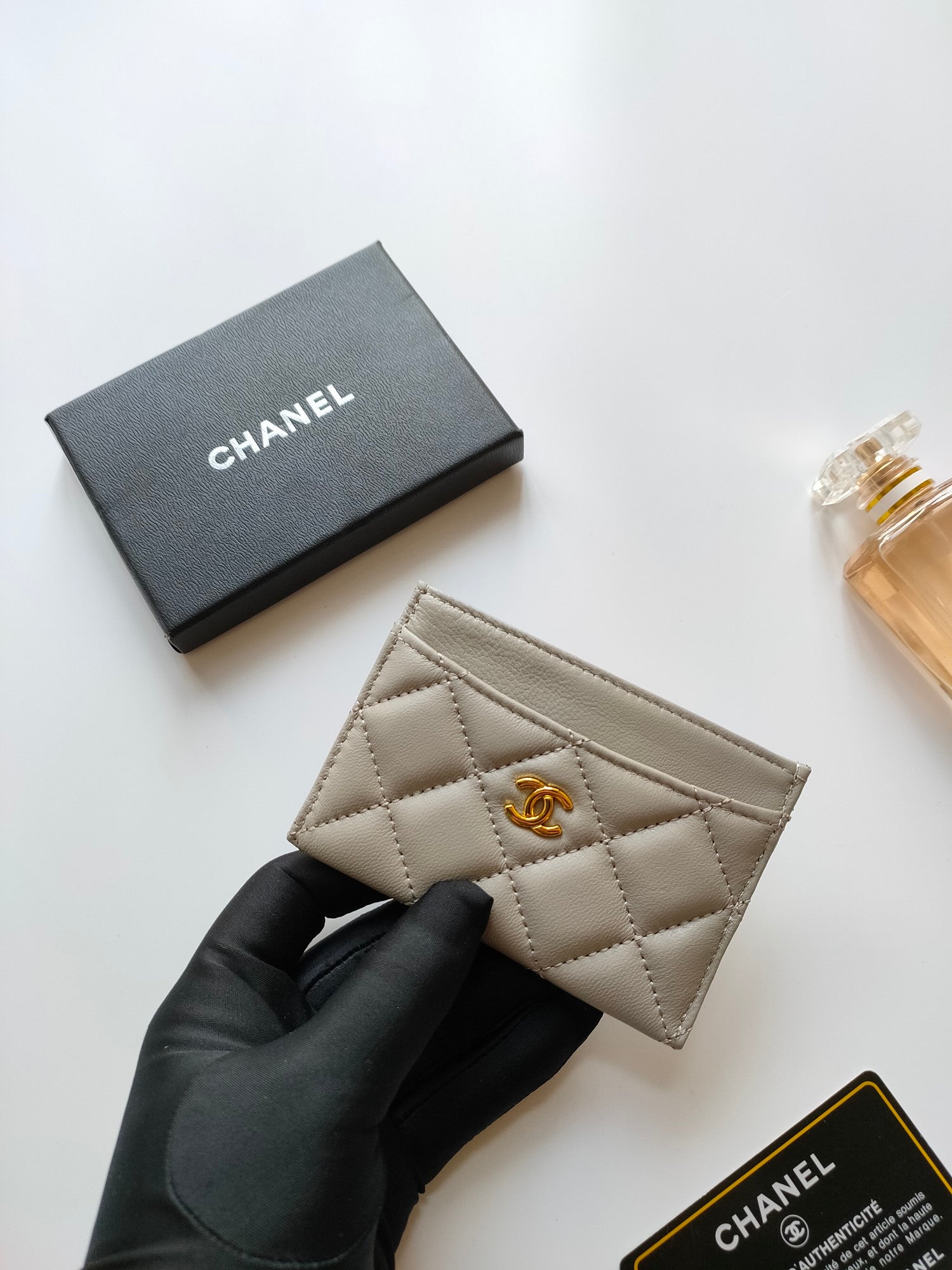 CCカードホルダー 11.2 グレーカーフスキン ゴールドアイコン