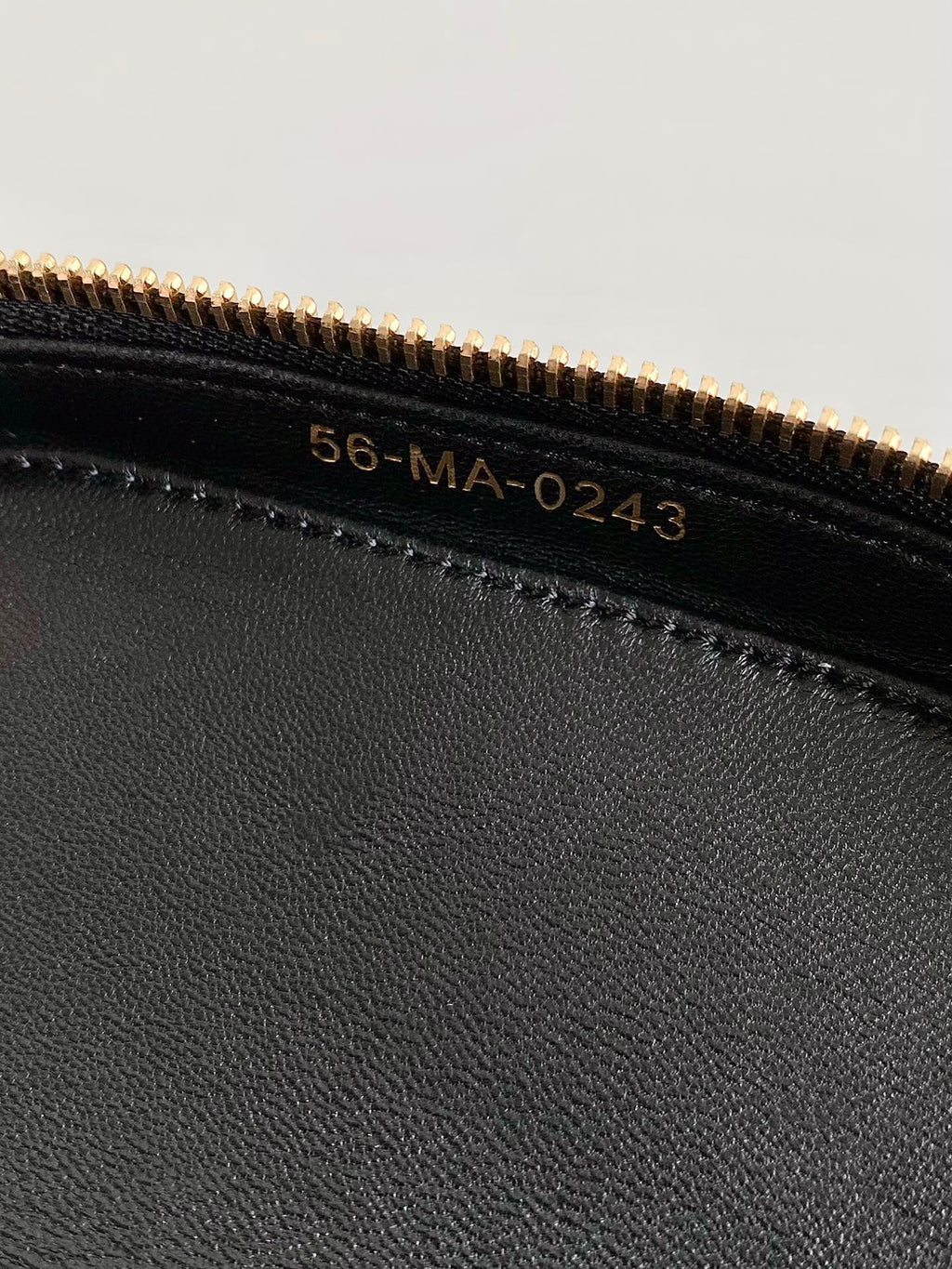 シグネチャー バニティ 16 ブラック ラムスキン