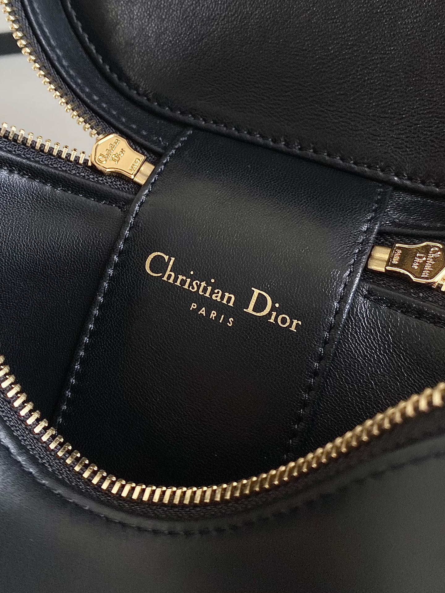 シグネチャー バニティ 16 ブラック ラムスキン