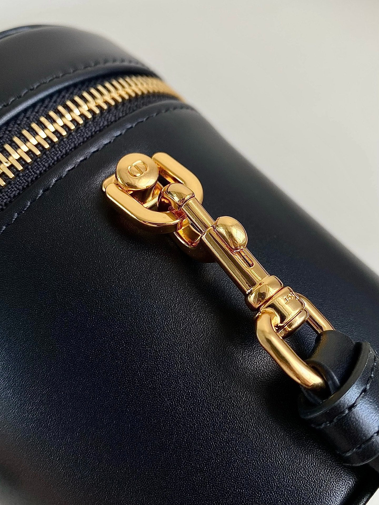 シグネチャー バニティ 16 ブラック ラムスキン