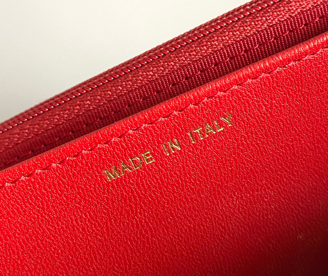 CC WOC 19 レッドキャビア ゴールドハードウェア