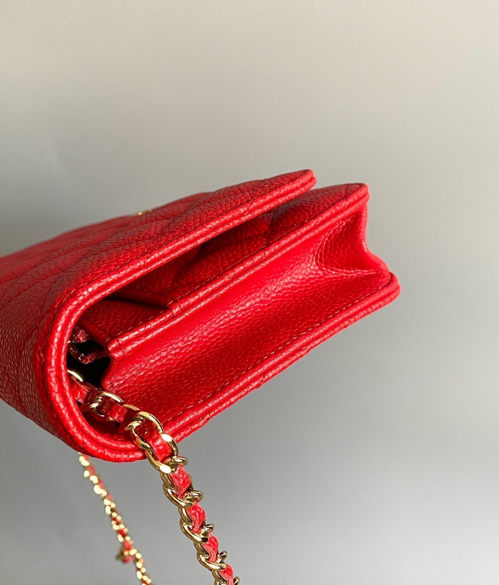 CC WOC 19 レッドキャビア ゴールドハードウェア