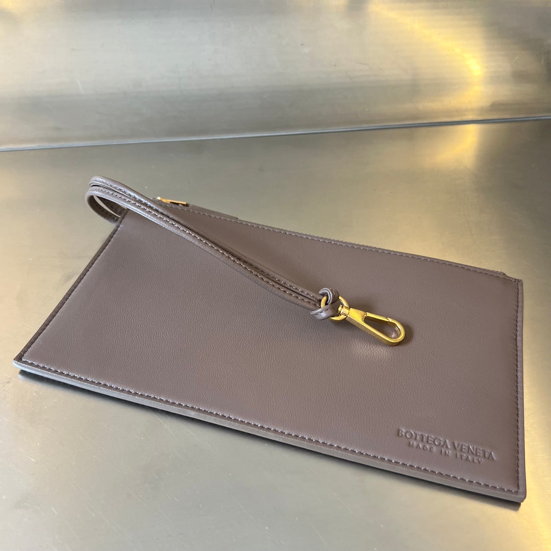 SMALL CABAT 32 IN SADDLE BROWN LAMBSKIN