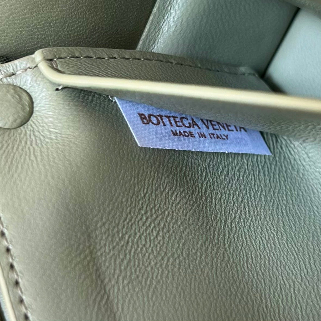 MINI CASSETTE 18 IN WHITE CREAM LAMBSKIN