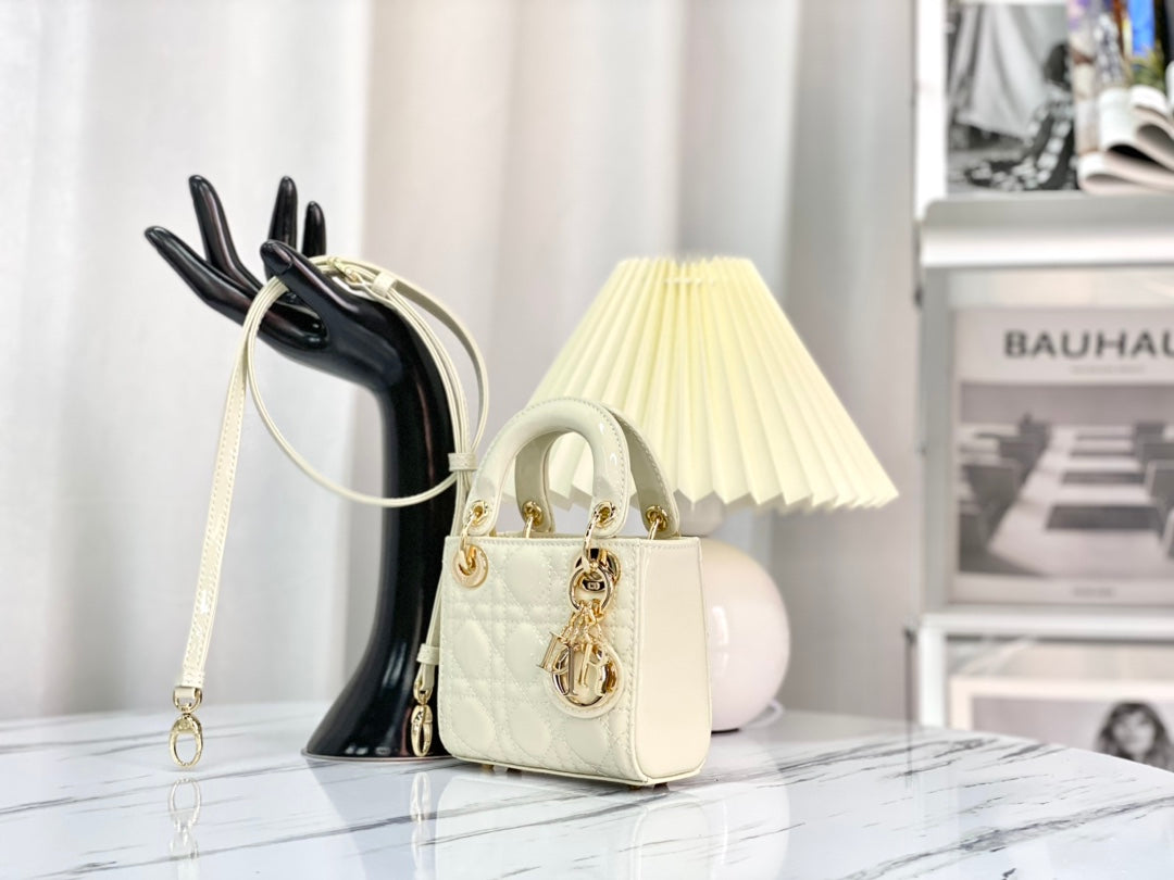 光沢のあるホワイトラムスキンのマイクロレディ12バッグ