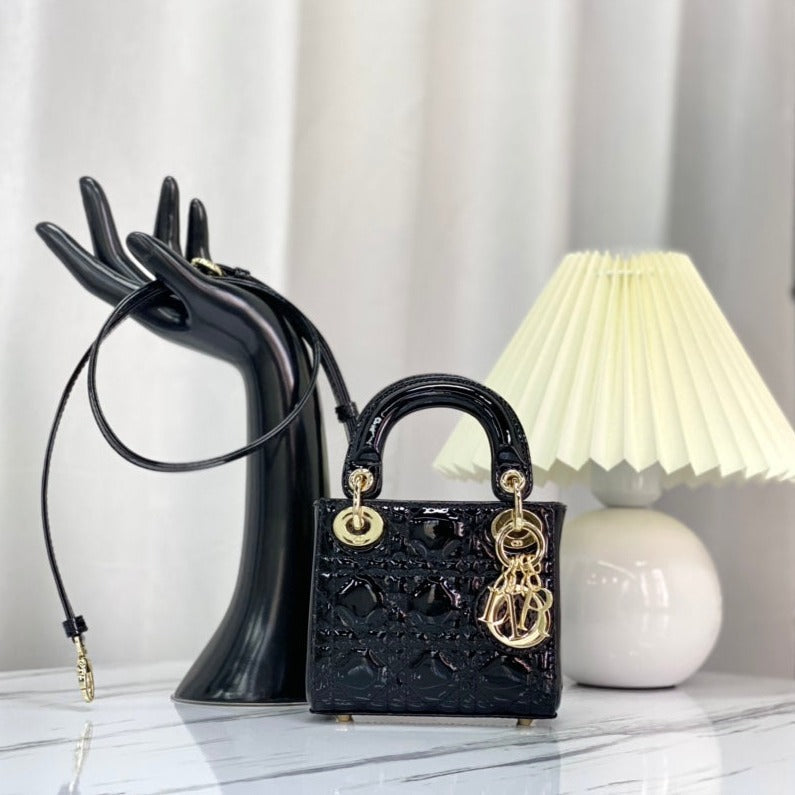 光沢のあるブラックラムスキンのマイクロレディ12バッグ