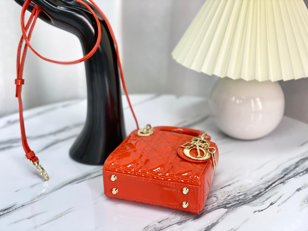 光沢のあるスカーレットレッドのラムスキンを使用したマイクロレディ12バッグ