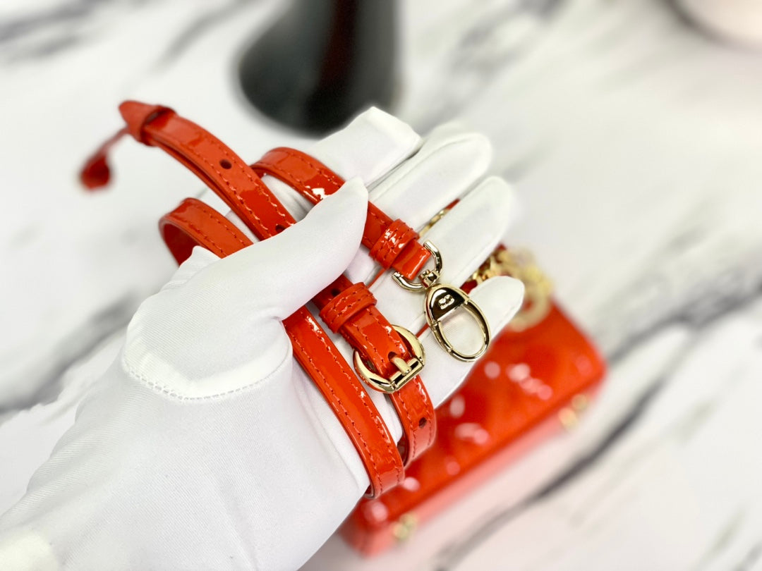 光沢のあるスカーレットレッドのラムスキンを使用したマイクロレディ12バッグ