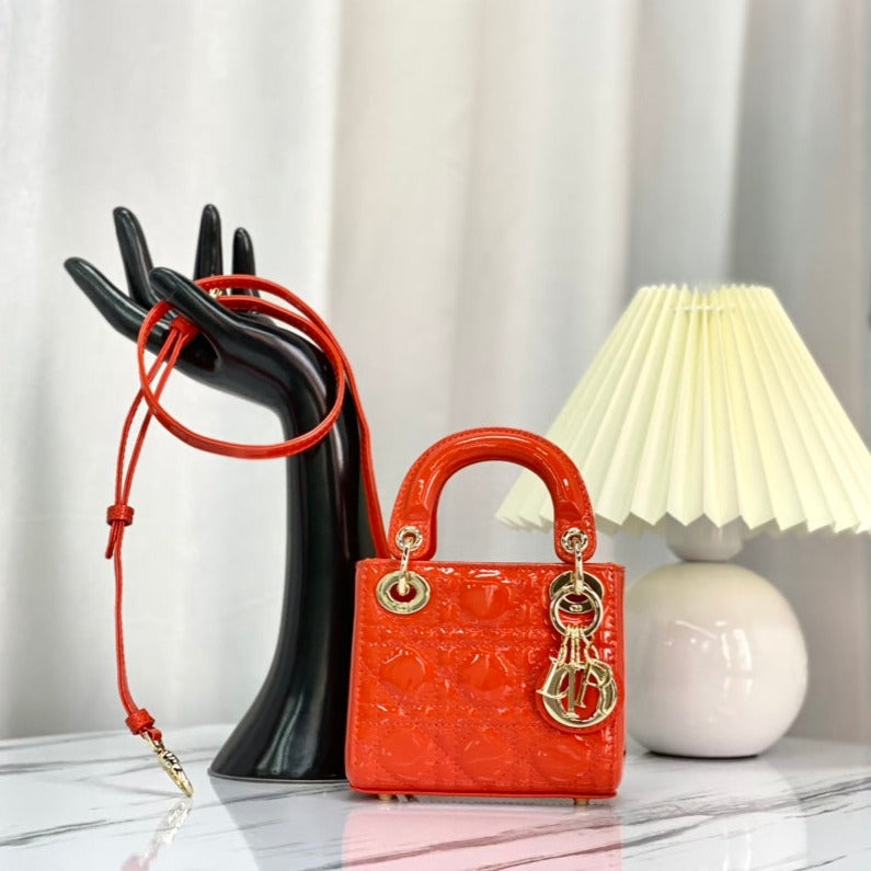 光沢のあるスカーレットレッドのラムスキンを使用したマイクロレディ12バッグ