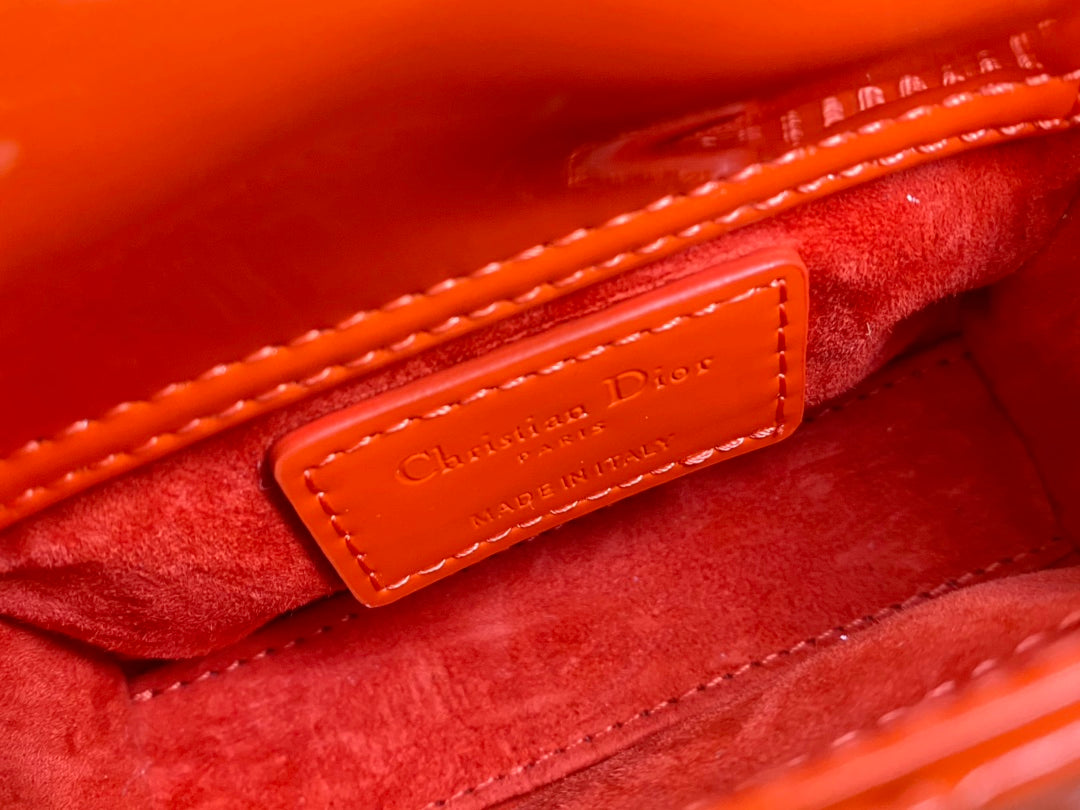 光沢のあるスカーレットレッドのラムスキンを使用したマイクロレディ12バッグ