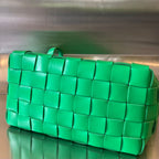 ミディアム 28 カセット ライトグリーン ラムスキン