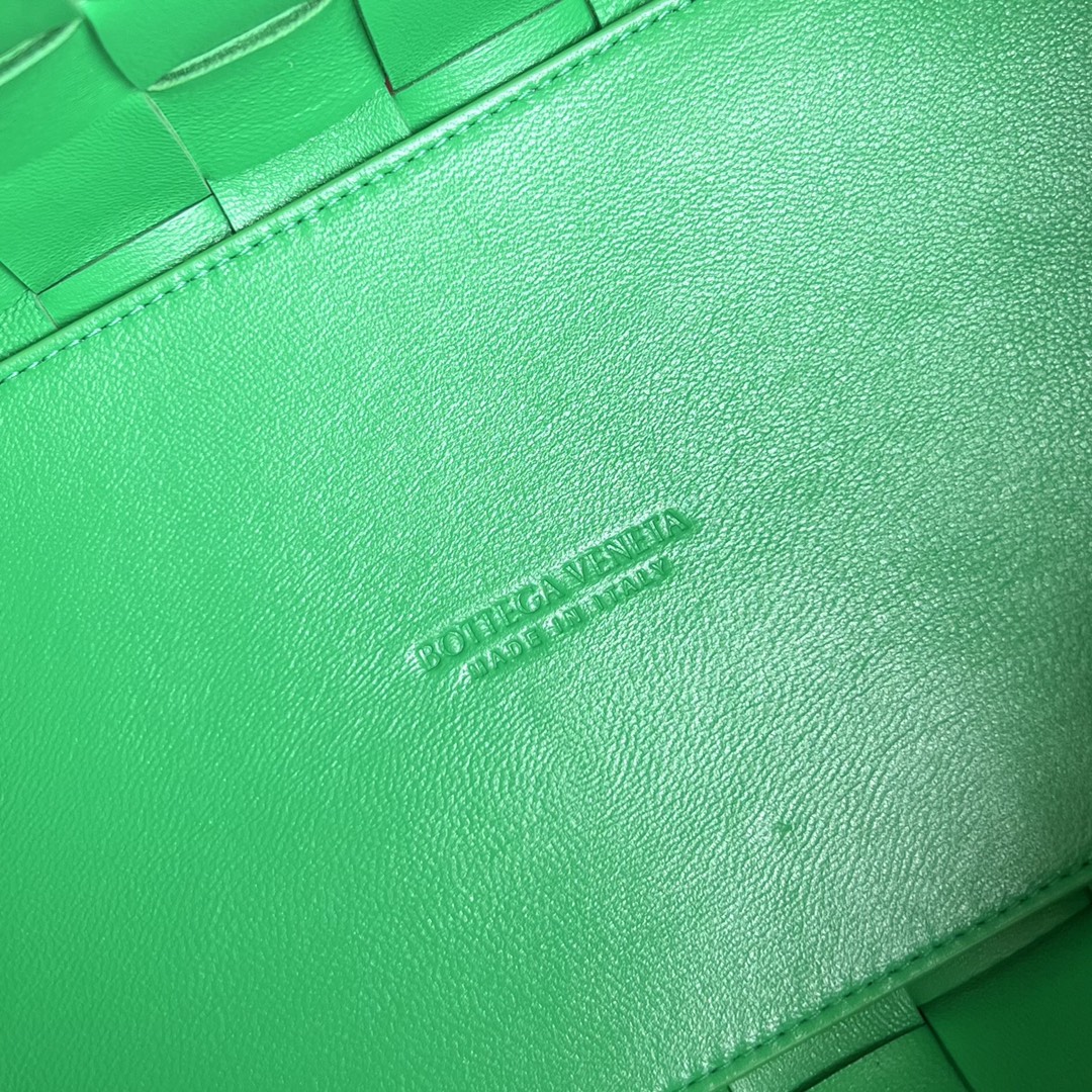 ミディアム 28 カセット ライトグリーン ラムスキン