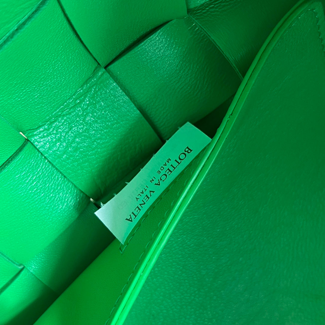 ミディアム 28 カセット ライトグリーン ラムスキン